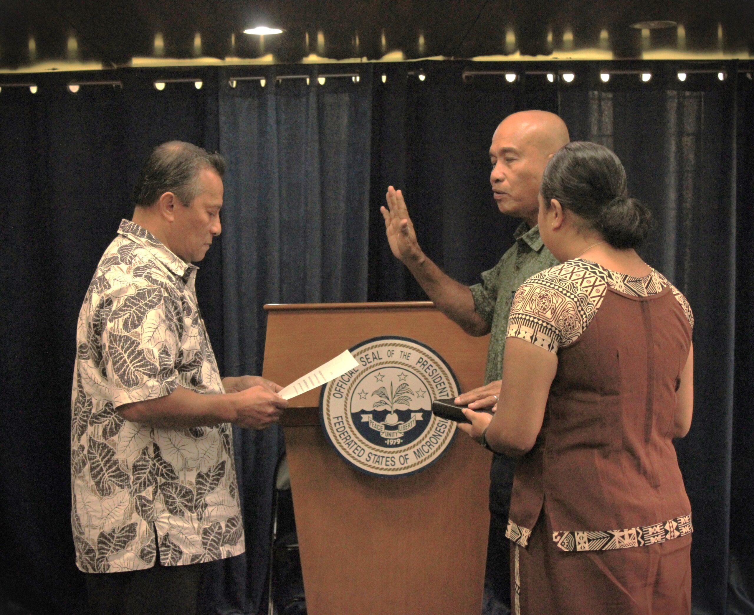 Vice President Palik swears in Capelle - Pohnpei NORMA Board Member